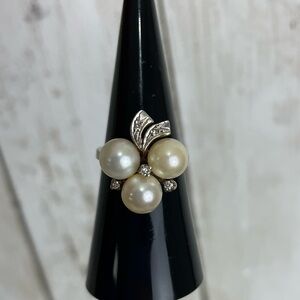 Elegant 18k White Gold 3 Pearls & Diamond Ring Sz 6.25